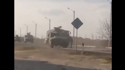 VIDEO Civilii ucraineni încearcă să oprească un convoi militar în sudul Ucrainei