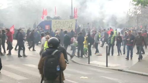 ”May Day” cu violențe: Ciocniri între forțele de ordine și protestatari la Paris / Peste 100 de arestări în cursul unor manifestaţii anti-Putin în Rusia / Poliţia turcă a reţinut 127 de persoane în cursul unor manifestaţii la Istanbul