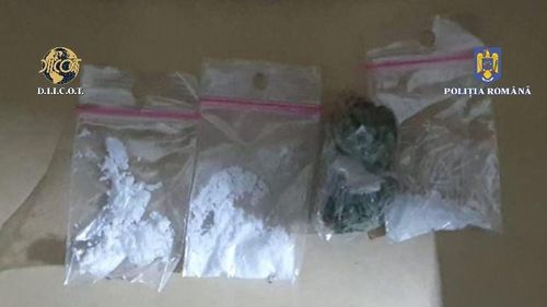 DIICOT a confiscat droguri de mare risc în urma unor percheziții în județul Alba / Drogurile erau vândute inclusiv unor copii de 13 ani / Au fost reținute 3 persoane