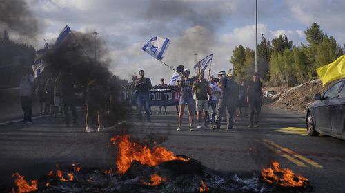 ”Greva Poporului” începe în Israel: Proteste, mitinguri și acțiuni simbolice pentru cei 50 de ostatici răpiți de teroriștii Hamas în masacrul din 7 octombrie 2023 / Sunt perturbate transportul, școlile și afacerile