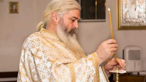 UPDATE  Preotul Calistrat de la Mănăstirea Vlădiceni, filmat când lovește o femeie / Poliția anchetează cazul / Calistrat Chifan este cel care a cerut dezlegare, în pandemie, pentru ca oamenii să meargă la biserică de Înviere