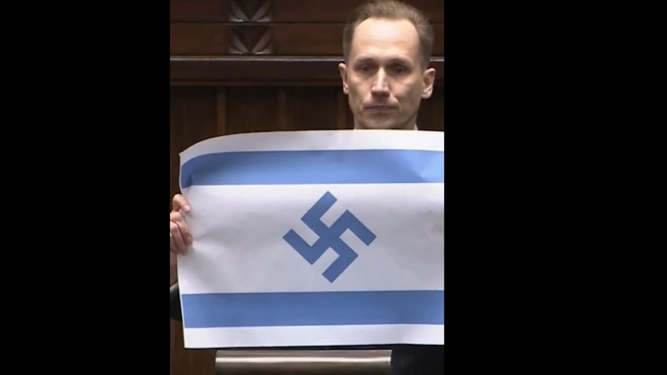 Un deputat de extremă dreapta afișează un steag israelian cu svastica în parlamentul polonez