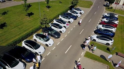 Pasionații de mașini electrice, strânși la Ciugud (Alba): cât costă o cursă de 100 de kilometri. Numărul autoturismelor ecologice s-a dublat în ultimul an
