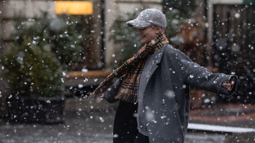 UPDATE Ninge în mai multe județe din centrul și estul țării / În mai multe zone din București ninge ușor