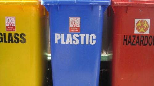 Persoanele care dețin pubele individuale și nu colectează selectiv deşeurile vor fi penalizate la factură, au decis autoritățile din Arad