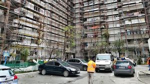 VIDEO Anvelopări de blocuri făcute de mântuială în București: cum muncesc constructorii la temperaturi scăzute, când lucrul cu adezivul e interzis
