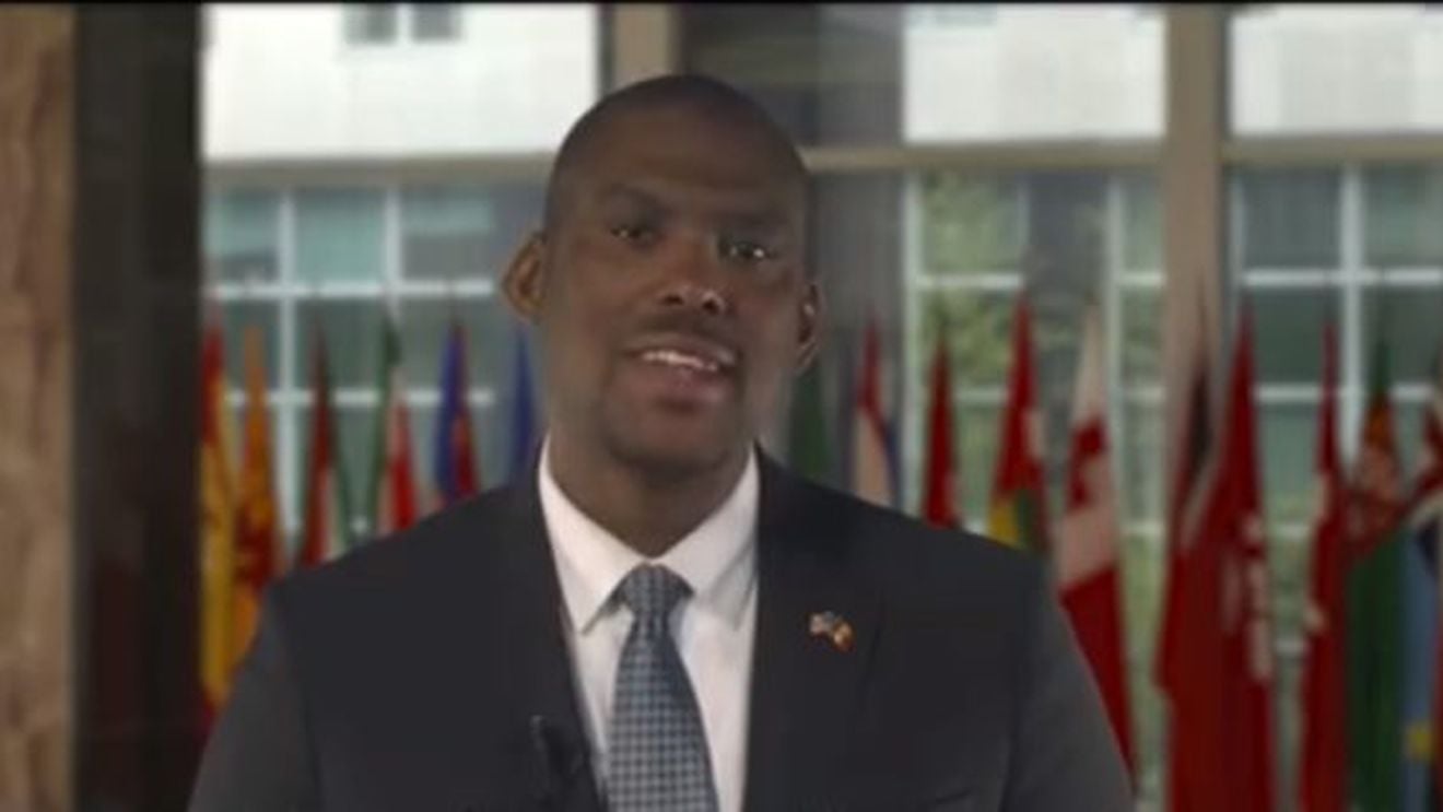 VIDEO Noul ambasador american a sosit la Chișinău împreună cu familia. Mesajul lui Derek J. Hogan în limbile română și rusă