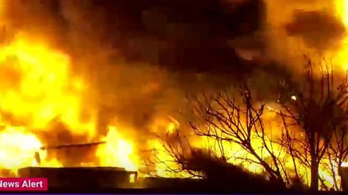 BREAKING Incendiu major în Popești-Leordeni, pe șoseaua de centură, la un depozit de electrocasnice reciclabile, pe 3000 de metri pătrați, cu flăcări de peste 6 metri / Nu există niciun hidrant în zonă, pompierii fac curse pentru alimentare / Ce spune Garde de Mediu