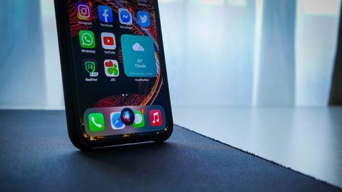 Apple va plăti 250 de milioane de dolari pentru că a întârziat lansarea asistentului „Siri îmbunătățit cu AI