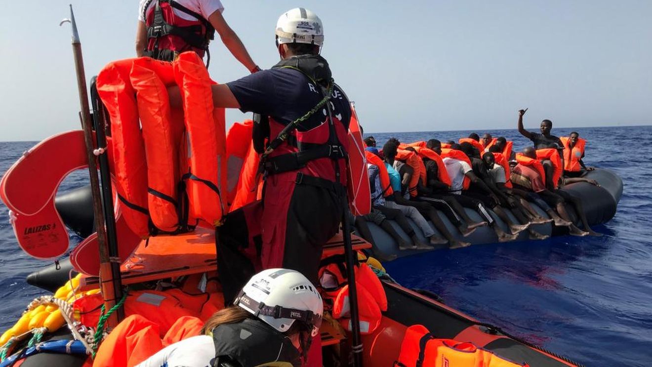 Nava Ocean Viking aduce un nou grup de sute de migranți în portul Salerno