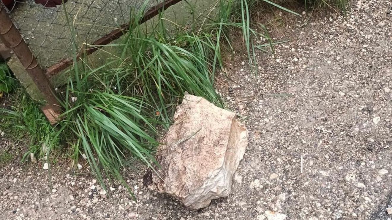 Tânăr de 34 de ani, în comă după ce a fost lovit în cap de o piatră desprinsă de pe un versant, la Cheile Bicazului / Incidentul s-a produs în fața unor tarabe cu suveniruri / Bărbatul era însoțit de soție și cei doi copii