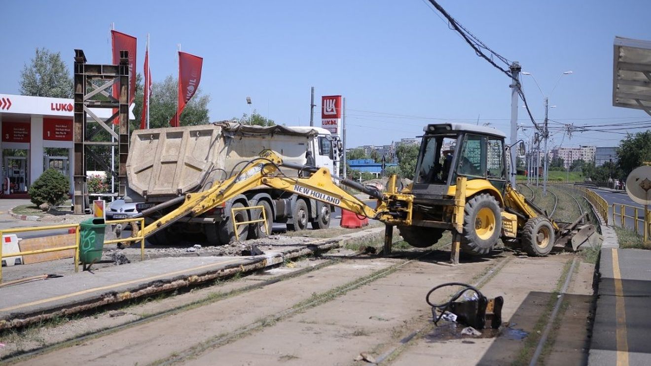 Distrugeri multiple la demolarea unei clădiri din București: un zid a căzut pe trotuar, un excavator a rupt cablurile tramvaielor de pe şoseaua Progresului