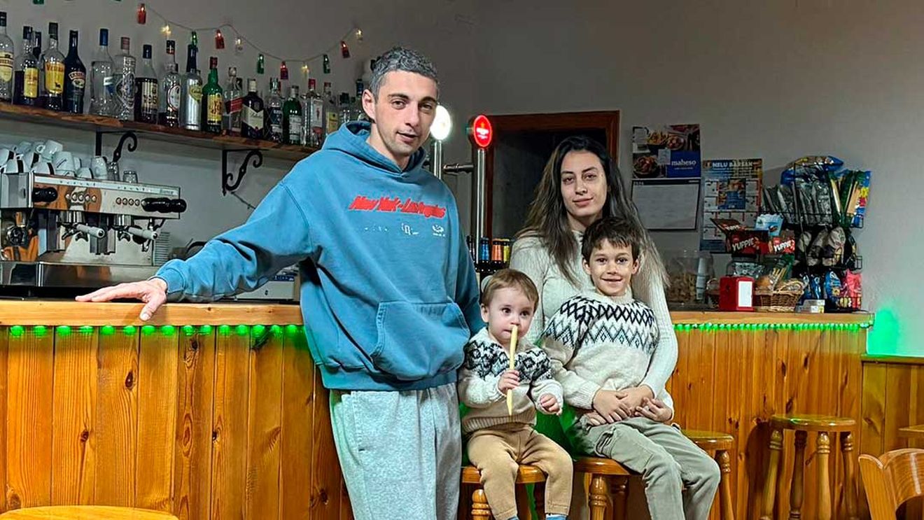 O familie de români a preluat de la primărie singurul bar dintr-o localitate cu 56 de locuitori din Spania / Gătesc tapas și paella, dar și mâncare românească