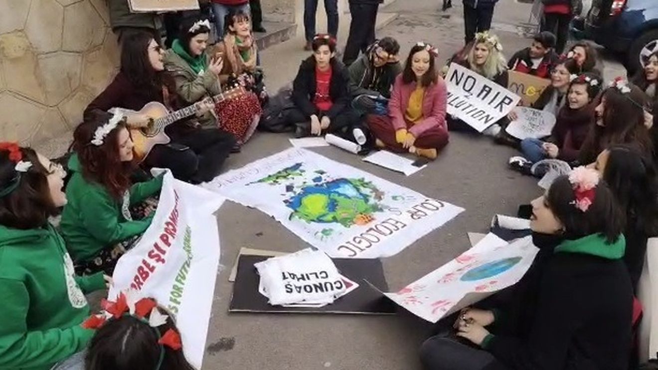 VIDEO Tineri activiști inspirați de Greta Thunberg, protest împotriva Gabrielei Firea la Primăria București: Vrem aer curat, nu oraș poluat