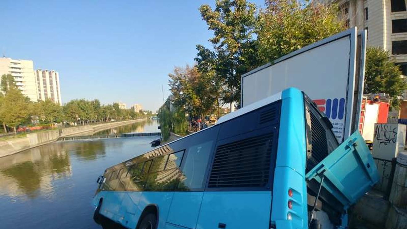 FOTO Un autobuz a plonjat în Dâmbovița, în zona Podul Eroilor, după coliziunea cu un autoturism. A fost nevoie de intervenția scafandrilor
