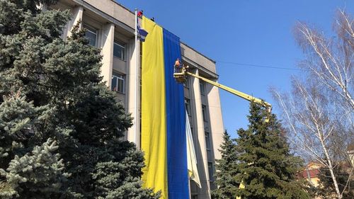 Steagul Ucrainei, ridicat pe primăria din Herson, oraș ocupat de ruși în 2 martie: „Să ai o zi bună, Orașul meu Erou"
