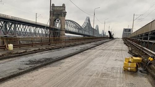 Podul de la Feteşti pe Autostrada Soarelui intră în reparaţii pentru doi ani, iar circulaţia va fi închisă pe sensul spre Litoral. Se reiau reparaţiile şi la Podul de la Cernavodă