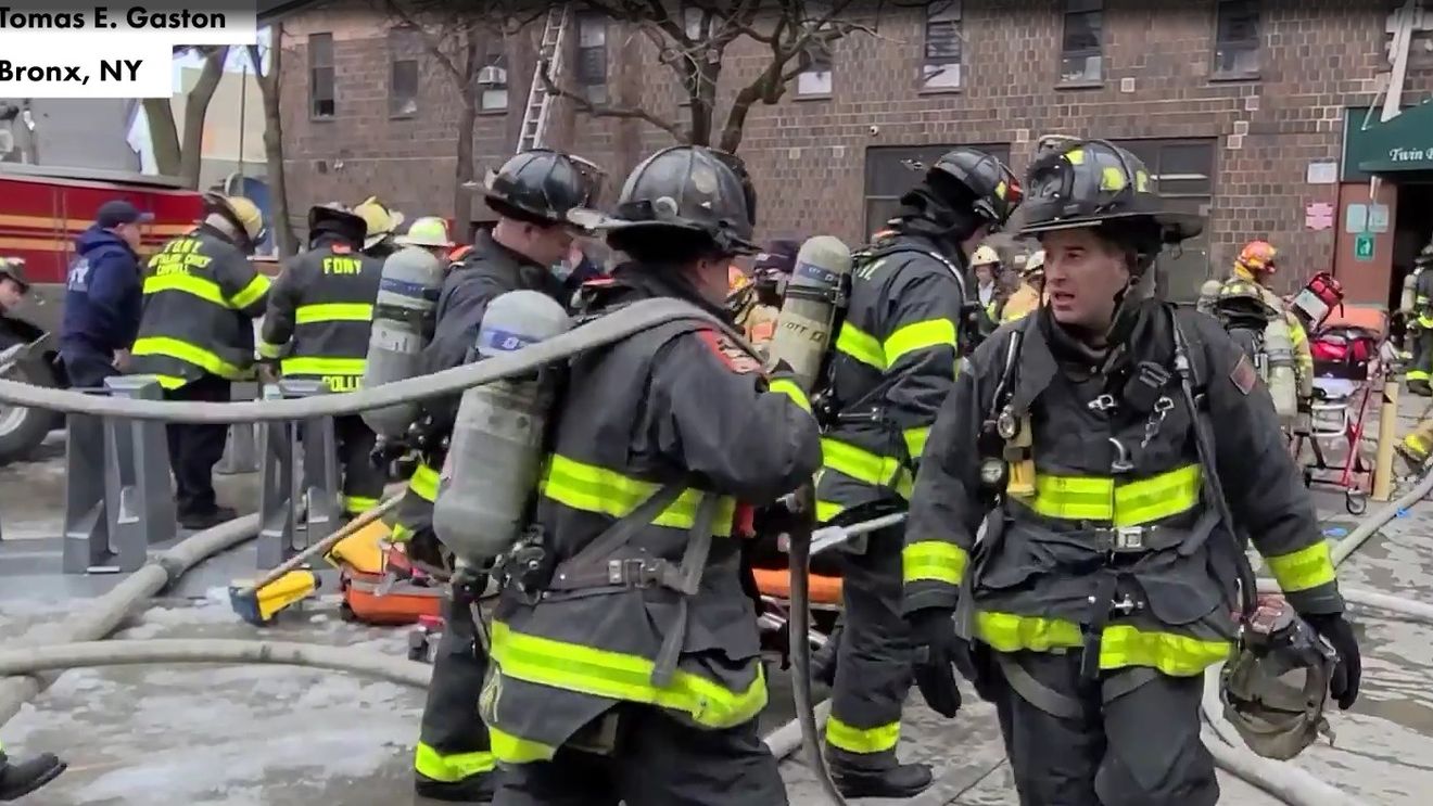 VIDEO Incendiu într-un bloc din New York: 63 de persoane sunt rănite, din care 31 se află în stare gravă/ 200 de pompieri intervin, cauza este necunoscută