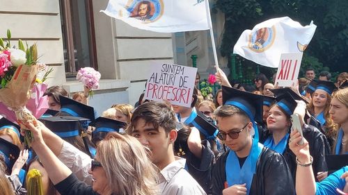 IMAGINEA ZILEI: Mesaj de susținere a profesorilor, aflați în grevă, la parada elevilor din clasele a 12-a de la Colegiul Național „Gheorghe Lazăr” din București
