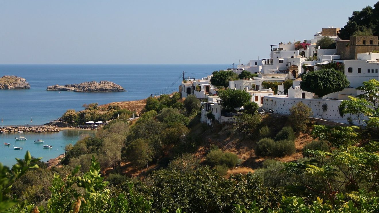 Turiştii evacuaţi de pe insula grecească Rodos din cauza incendiilor vor beneficia de o vacanţă gratuită în 2024, în extrasezon / Incendiile au afectat 15% din suprafaţa insulei