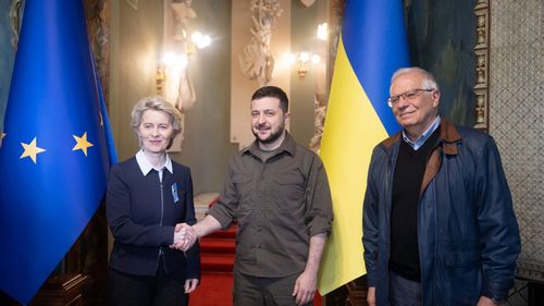 Ucraina a început să furnizeze energie electrică spre UE prin România, a anunțat președintele Volodimir Zelenski