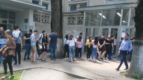 Conducerea Facultății de Drept a propus, oficial, exmatricularea a 45 de studenți care au colaborat pentru a frauda un examen susținut online