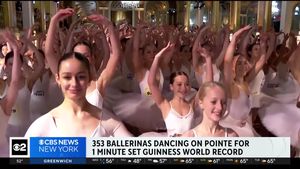 VIDEO Peste 350 de balerine au doborât recordul mondial de dans pe vârfuri într-un singur loc