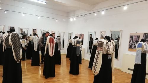 Zeci de ii, expuse la Muzeul de Artă Piatra-Neamţ într-o expoziţie dedicată Reginei Maria