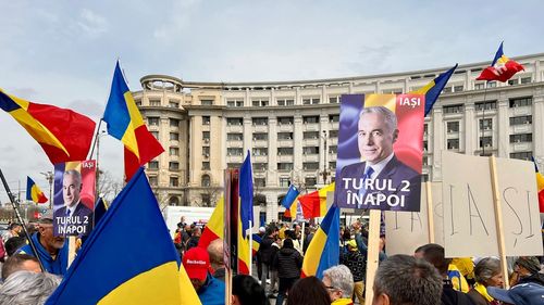 Circa 3.000 de persoane au participat la manifestația de ziua lui Călin Georgescu / Manifestanții AUR s-au deplasat în Piața Victoriei în timp ce o parte dintre susținătorii lui Georgescu au rămas în Piața Constituției