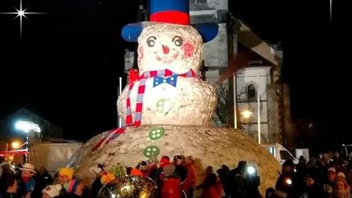 În lipsa zăpezii, locuitorii unui sat bavarez au construit un om de zăpadă tradiţional din baloți de fân înveliți în folie albă