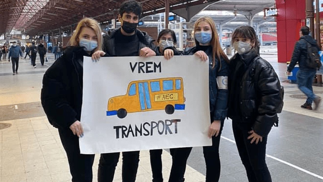 Protest al elevilor în Piața Victoriei, față de intenția Guvernului de a elimina transportul gratuit și pentru ei, după anunțul Premierului că gratuitatea pentru studenți pe calea ferată va fi eliminată