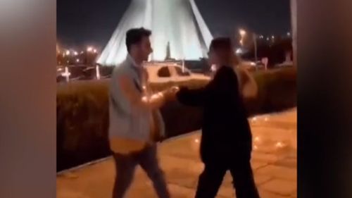 VIDEO Un cuplu de tineri iranieni, condamnat la 10 ani de închisoare pentru un filmuleț în care dansau pe stradă