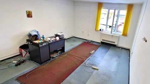 Angajată a universității din Sibiu, pedepsită după ce a sesizat nereguli în instituție / A fost izolată și pusă „să urmărească paznicii căminelor” / Conducerea: „Va putea să își exercite calitatea de avertizor”