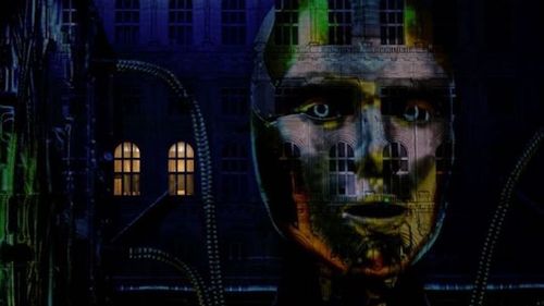 FOTO: Critici dure după ce luminile aprinse într-unul dintre birourile Palatului Parlamentului au afectat proiecţiile făcute pe faţada clădirii / iMapp Bucharest   s-a desfășurat sâmbătă / Ruşine”, ”jenant”, ”nesimţire”