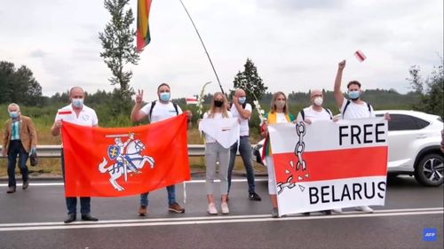 Lanţ uman format de lituanieni pe o distanţă de 34 de kilometri, din Vilnius până la graniţa cu Belarus, pentru a susţine protestatarii din această ţară