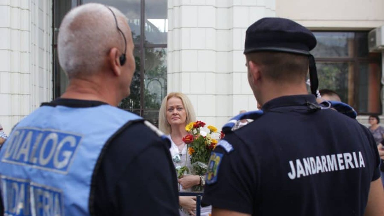 Adolescent de 16 ani din Argeș, arestat preventiv pentru ultraj / A lovit un jandarm în sediul unei instanţe de judecată / Mama sa e acuzată de tulburarea ordinii şi liniştii publice