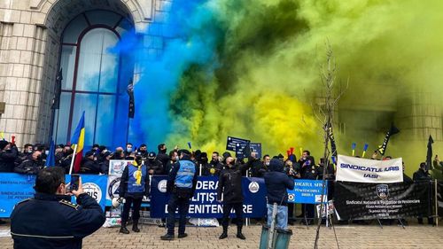 Protest cu fumigene la Ministerul Justiției/ Sindicaliștii din Penitenciare reclamă decizia de a nu fi majorate veniturile bugetarilor