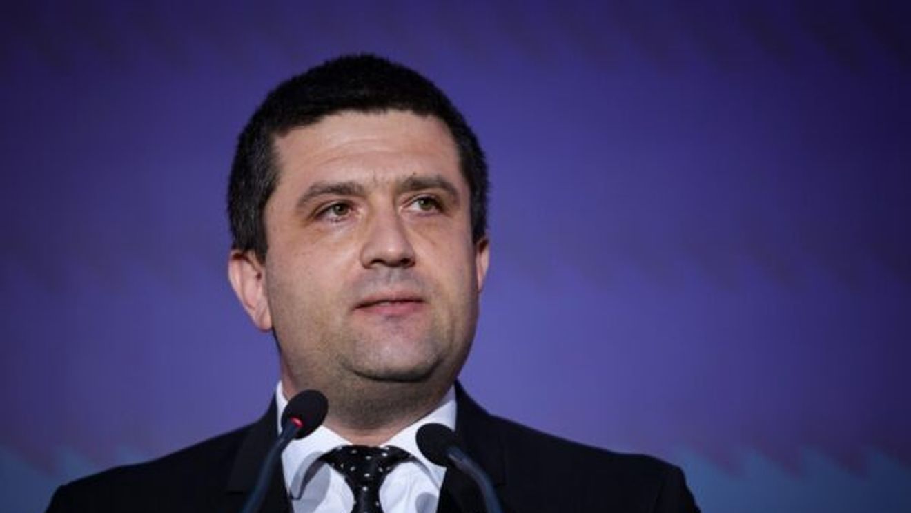 Radu Miruţă (USR): Dacă într-un final Curtea Constituţională va considera că legea privind pensiile magistraților este neconstituţională, USR va declanşa un referendum pentru modificarea Constituţiei, să scriem cu litere de tipar că pensiile magistraţilor nu au fost lăsate de Dumnezeu pe pământ