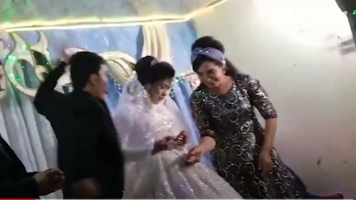 Uzbekistan: Un bărbat a fost inculpat după ce și-a lovit mireasa, în timpul nunții, pentru că l-a învins la un joc