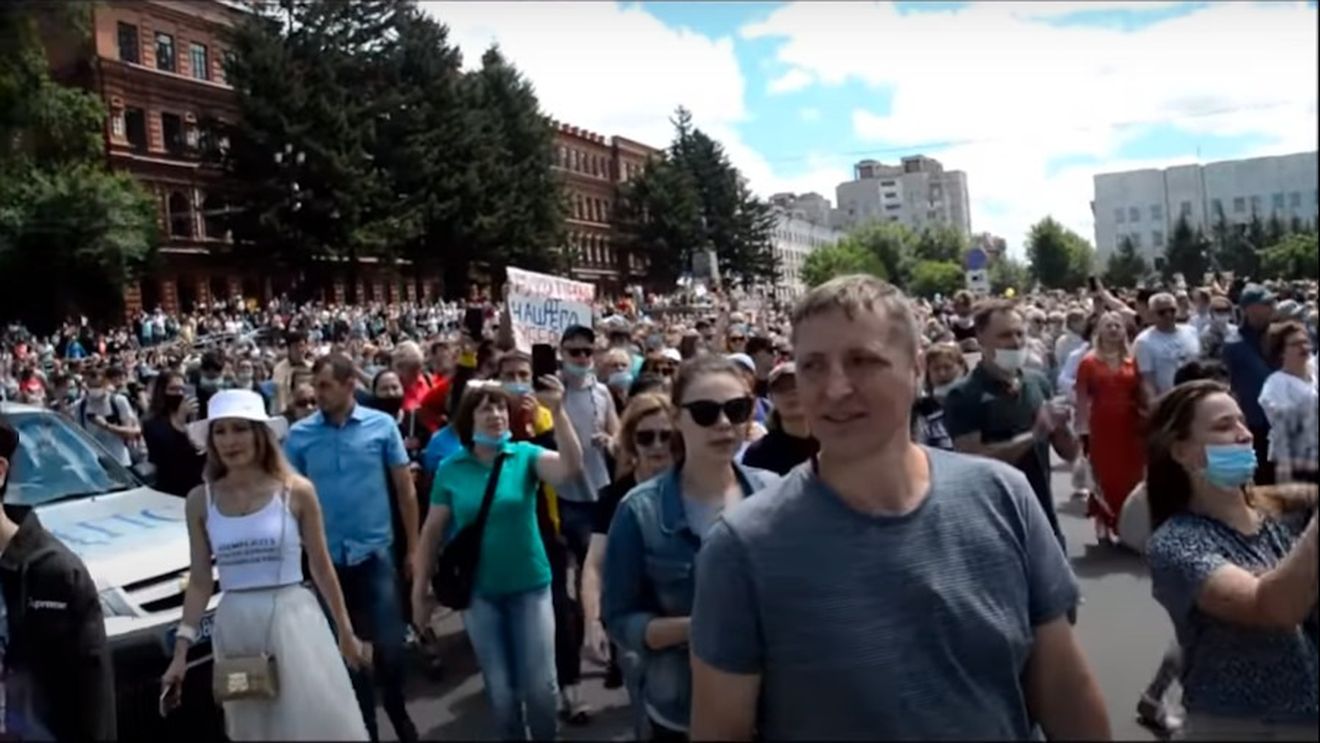 Zeci de mii de oameni continuă să mărșăluiască în Rusia, după ce guvernatorul unei provincii a fost reținut și dus la Moscova/ Al cincilea weekend de proteste în Habarovsk