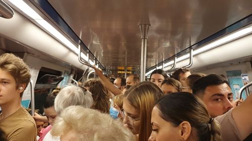 FOTO Aglomerație la metrou în plin val 6 de COVID. Deși este vacanță, trenurile sunt arhipline / Ministrul Sănătății doar „recomandă” purtarea măștii de protecție
