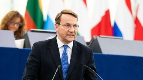 Ministrul de Externe al Poloniei: Nu putem garanta că avionul lui Putin nu va fi constrâns să aterizeze în baza mandatului de arestare al Curții Penale dacă va survola teritoriul Poloniei