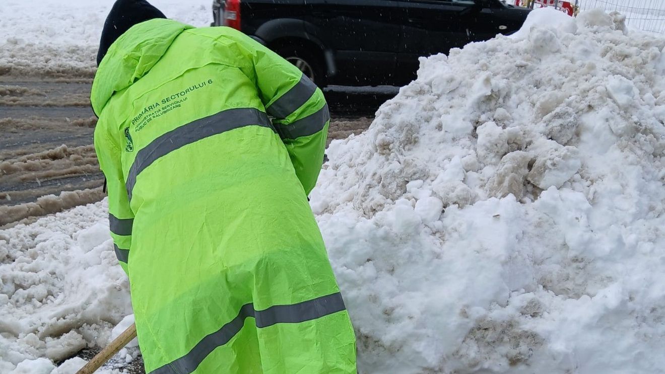 Firmele de salubrizare, somate de Poliția Locală să deszăpezească trotuarele și trecerile de pietoni din trei sectoare ale Capitalei