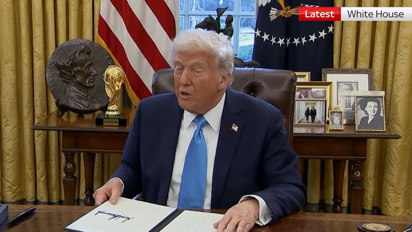 Trump semnează un ordin care stabileşte engleza ca limbă oficială a Statelor Unite