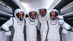 O capsulă SpaceX cu patru astronauţi la bord se îndreaptă spre Pământ