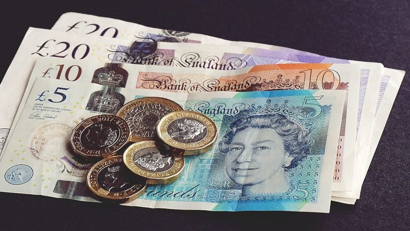 Aproximativ 20.000 de lire sterline, găsite în bagajul de mână al unui bărbat pe Aeroportul Internaţional Timişoara/ El nu a putut justifica banii