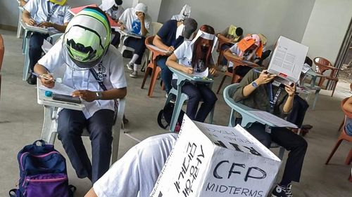FOTO Imagini cu studenți care poartă "căști anti-copiat" în timpul examenelor, devenite virale pe rețelele de socializare din Filipine