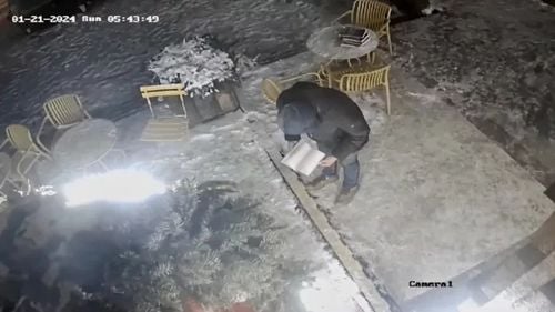 Un fost mecanic de locomotivă a înapoiat cărțile pe care le furase dintr-o cafenea din Botoșani / Și-a cerut scuze și a primit cadou cartea pe care deja o începuse