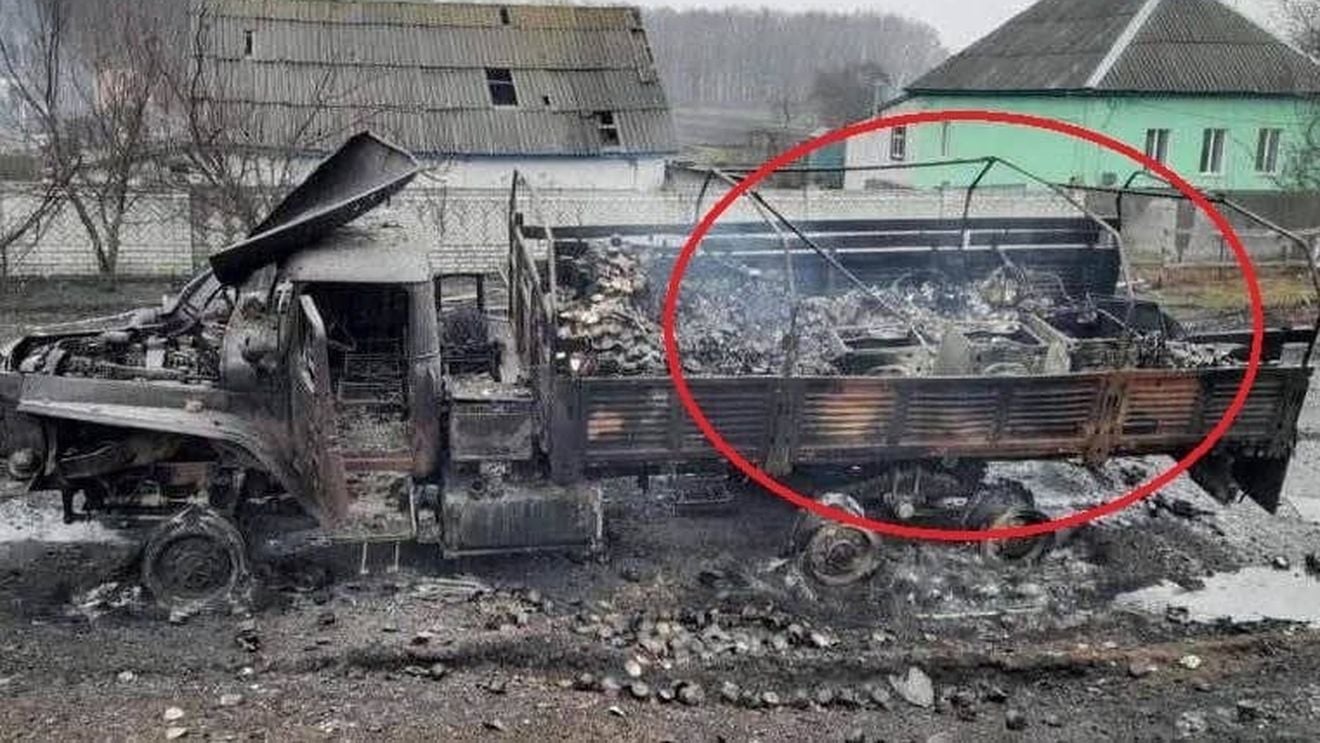 FOTO Camion militar rusesc încărcat cu mașini de spălat furate de la ucraineni, distrus de forțele Kievului