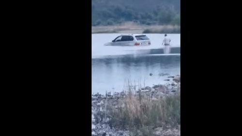 VIDEO Un șofer cu BMW a vrut să traverseze râul Bistrița, dar a rămas blocat în apă